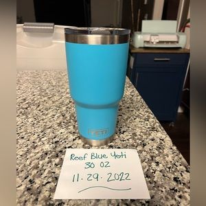 AUTHENTIC UNREGISTERED LIKE NEW REEF BLUE YETI 30 OZ RAMBLER UNUSED